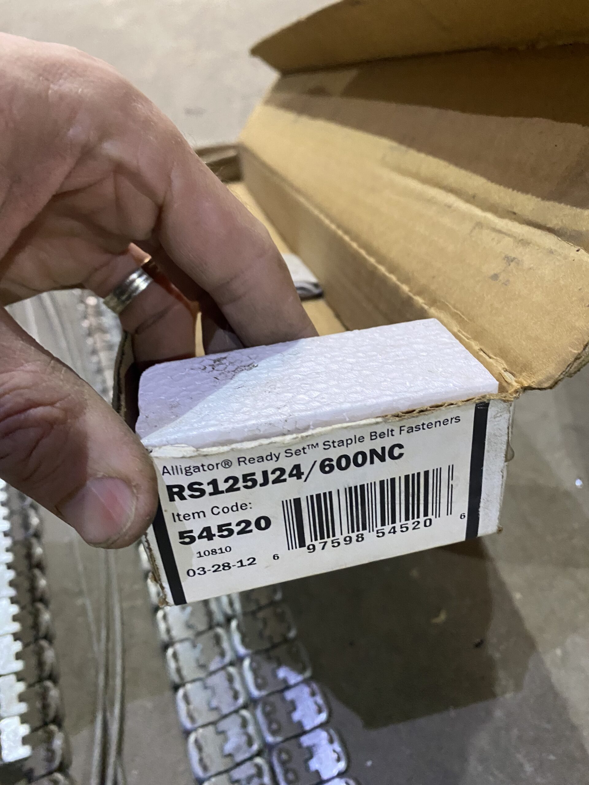 Close‑up of a box labeled Alligator Ready Set RS125J24/600NC staple belt fasteners with item code 54520.